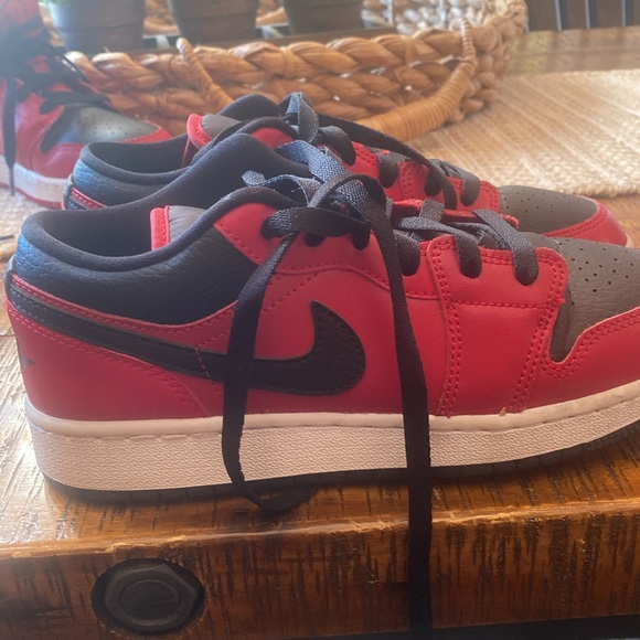 Two pairs air Jordans Jordan 1 Mid and Jordan 1 Low - Picture 6 of 7